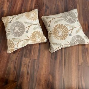 Decorative Pillows Set of 2 Like New.